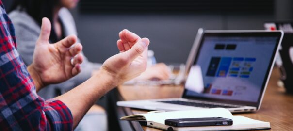 Comment les micro-CRM transforment la gestion commerciale des petites entreprises en simplifiant les processus