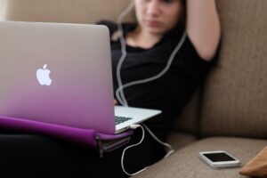 Les avantages des outils numériques immersifs (réalité virtuelle et augmentée) pour la formation des petites équipes dans les TPE/PME