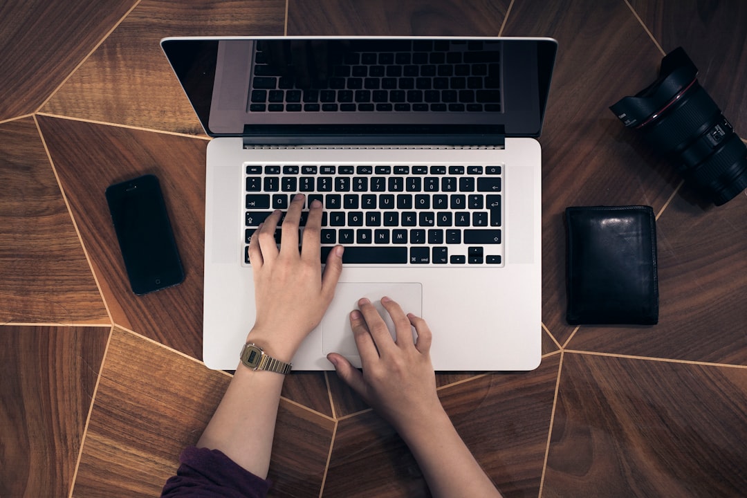 Dashboard prédictif montrant les tendances de ventes dans un logiciel CRM pour PME