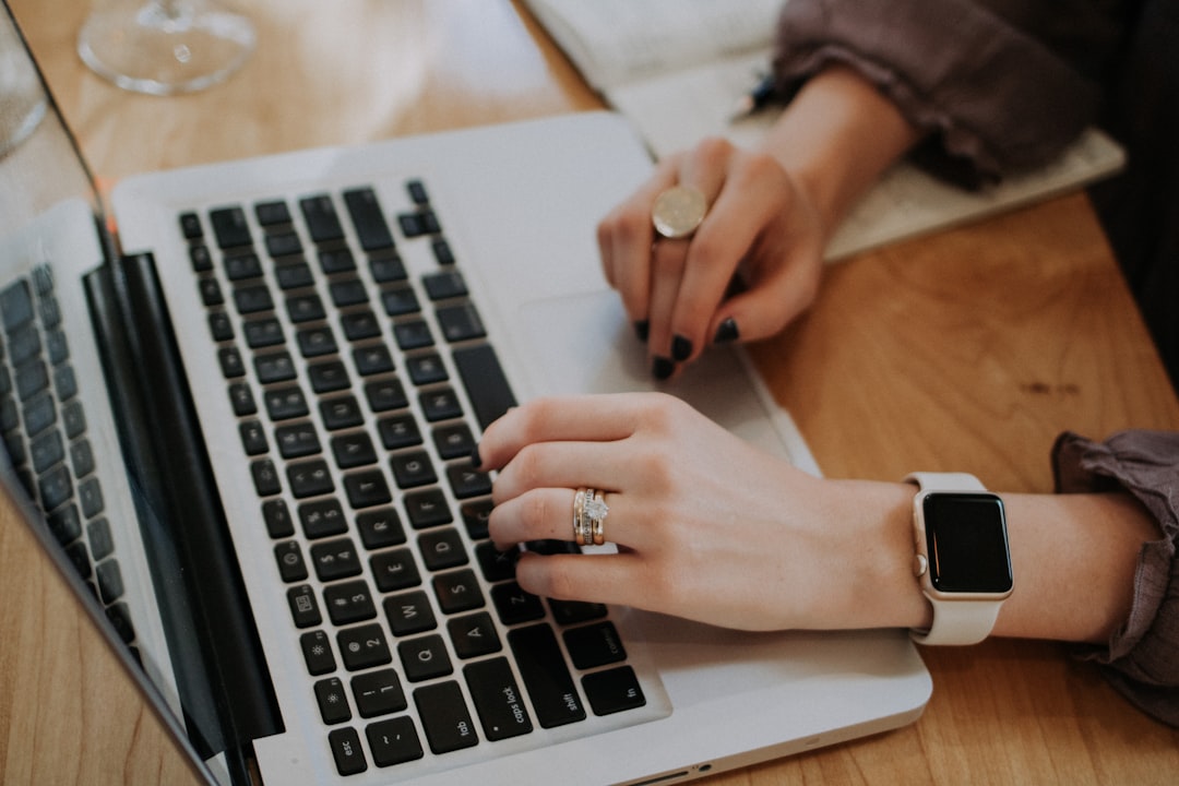 Illustration CRM avec automatisation des emails et rappels sur tableau de bord