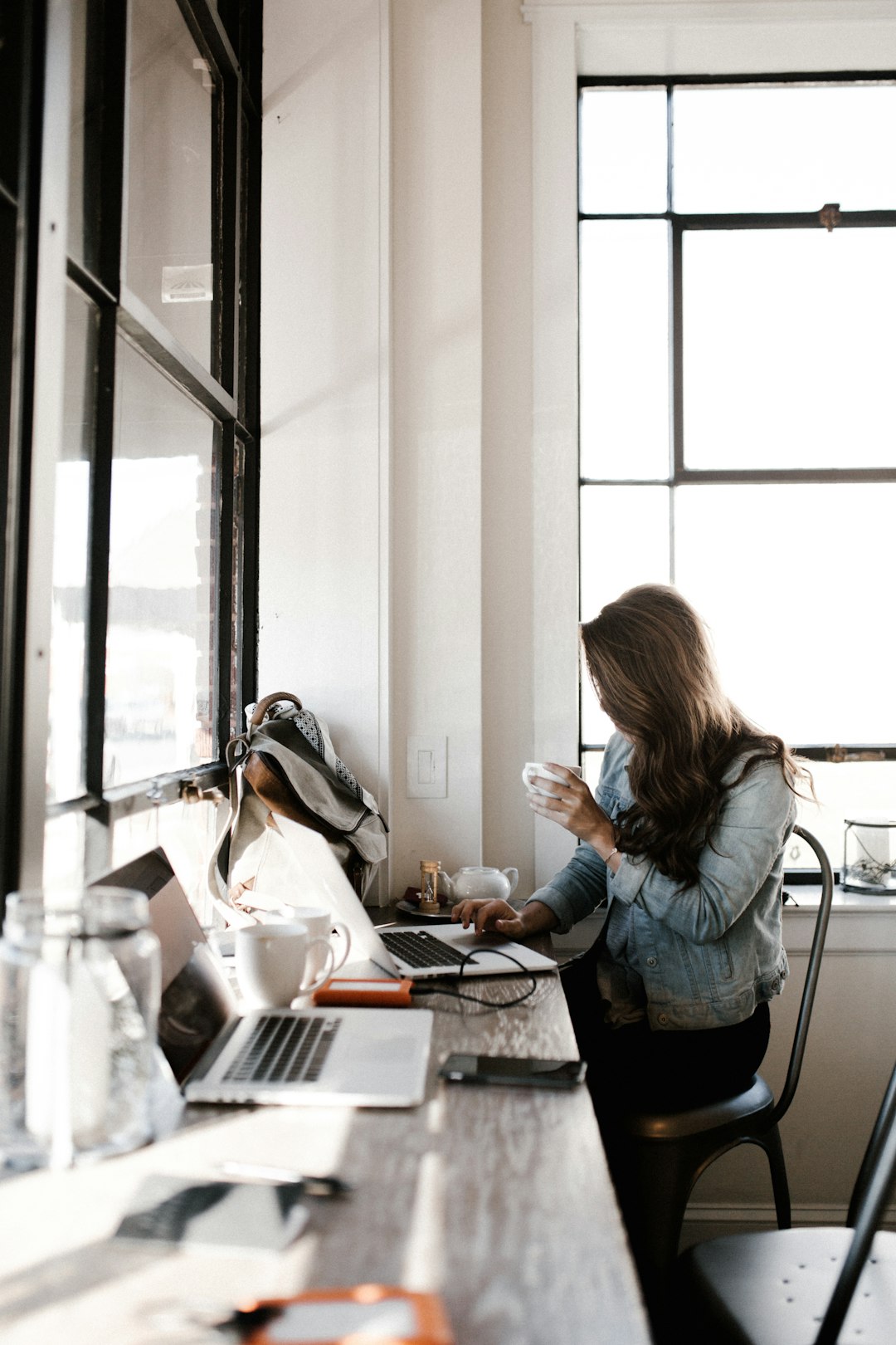 Illustration de l’automatisation des tâches marketing et commerciales via IA dans le CRM d’une PME