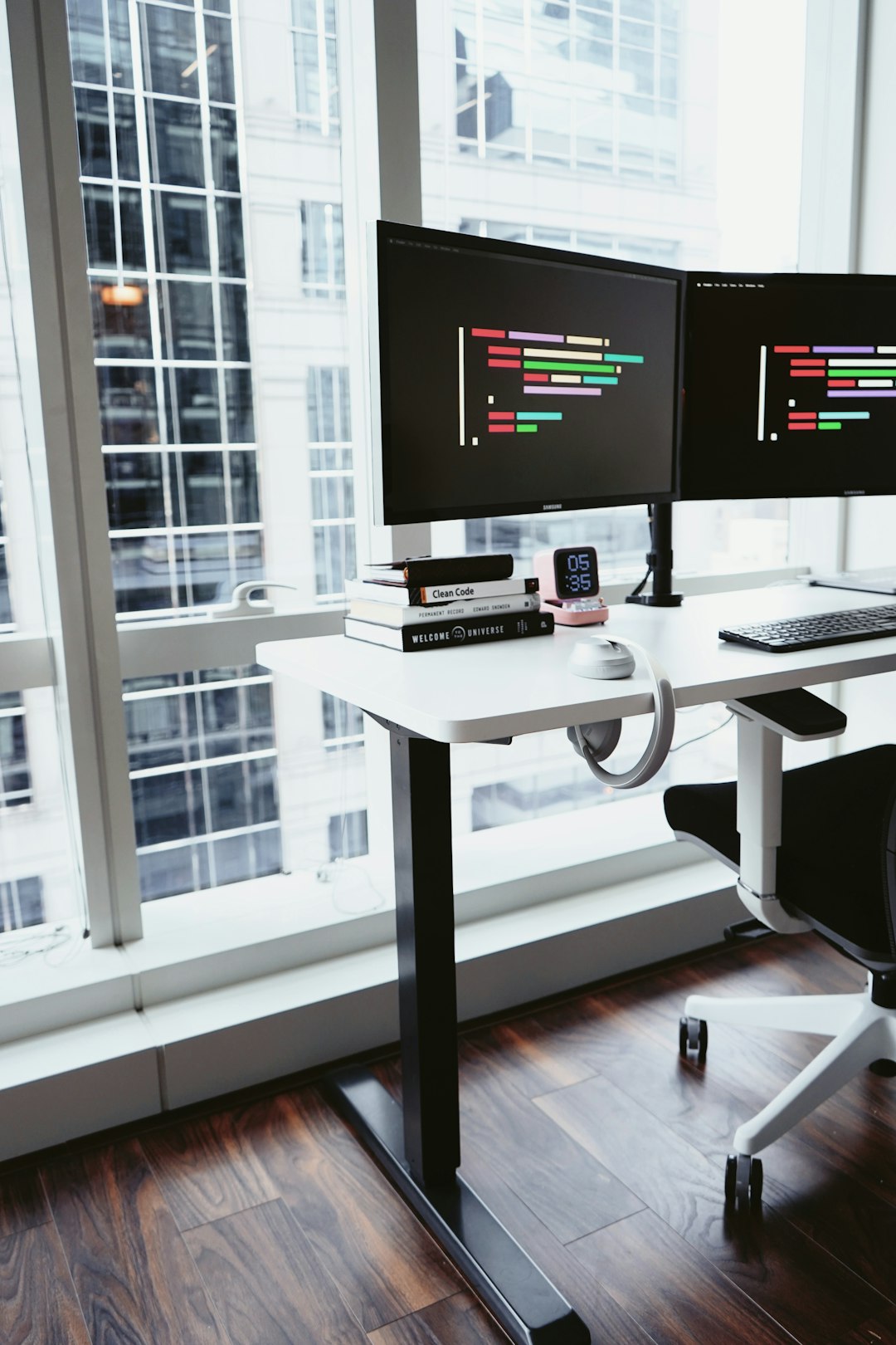 Interface intuitive d'un CRM pour PME affichant les tâches automatisées de suivi client