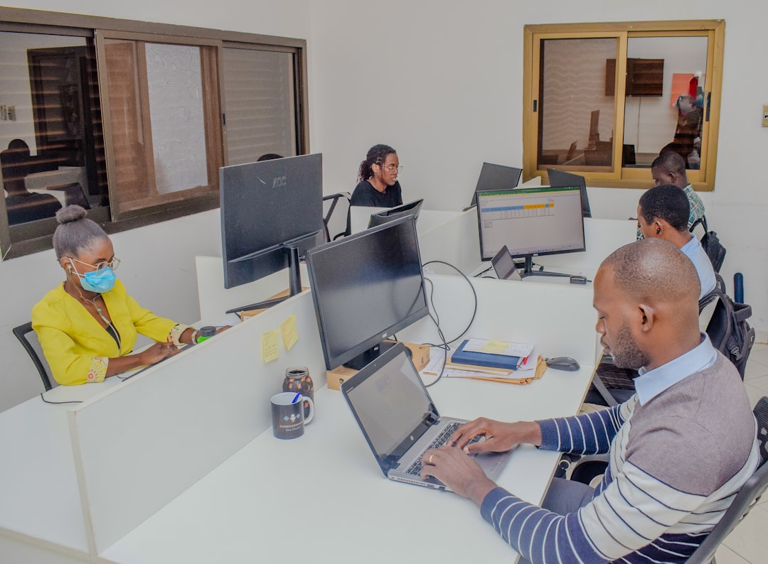 Illustration de la centralisation des contacts dans un CRM pour PME
