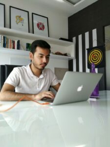 Comment les outils CRM adaptés aux freelances et indépendants peuvent améliorer leur gestion commerciale