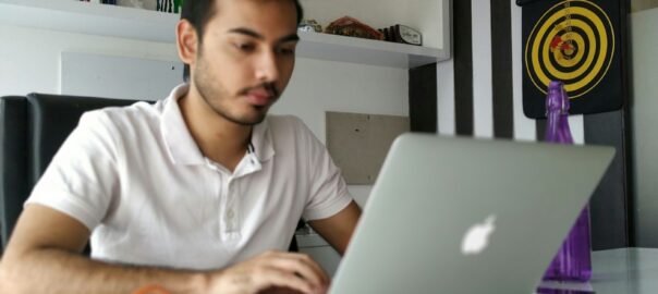 Comment les outils CRM adaptés aux freelances et indépendants peuvent améliorer leur gestion commerciale