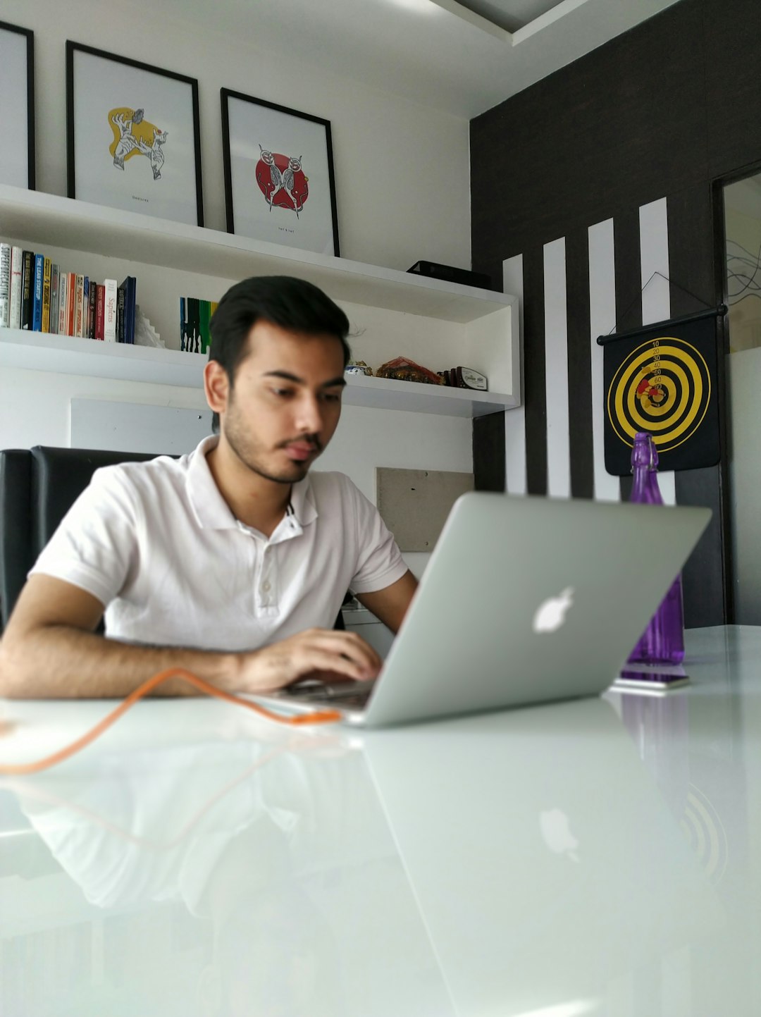 Illustration d'un freelance utilisant un CRM sur son ordinateur portable