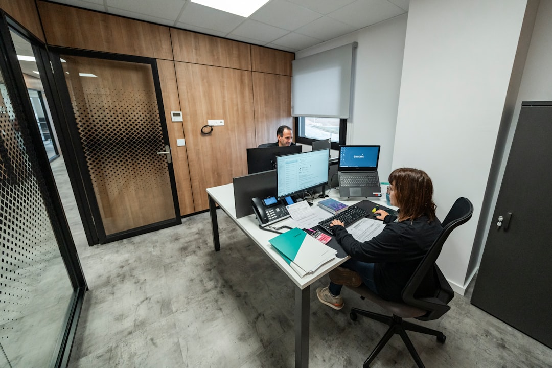 Équipe PME utilisant un CRM SaaS pour automatiser leurs workflows commerciaux