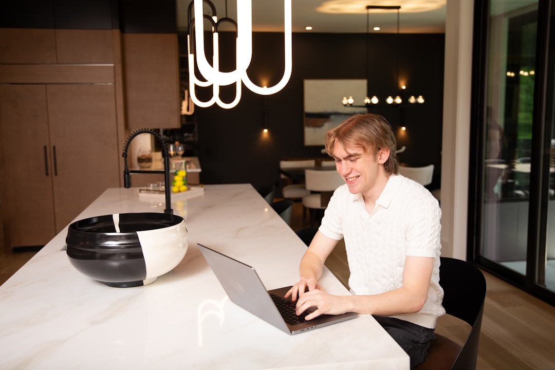 Assistant vocal mobile utilisé par un commercial terrain avec CRM intégré