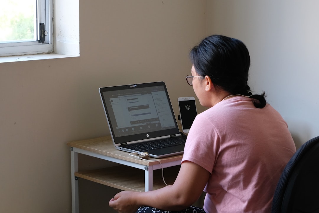 Assistant IA CRM automatisant la prospection et les relances clients grâce à l'analyse des données