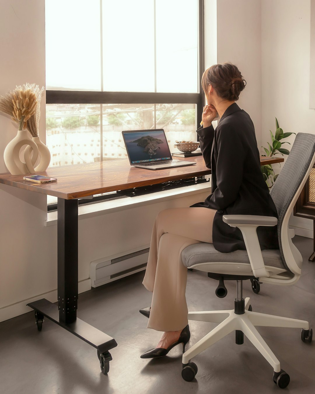 Assistant virtuel IA analysant les données clients d'une PME au sein d'un CRM