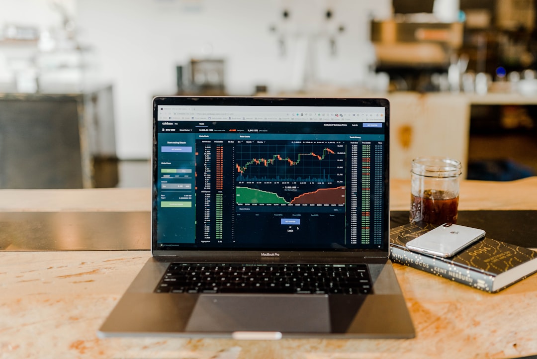 Illustration d’une PME utilisant un CRM pour automatiser sa gestion de trésorerie