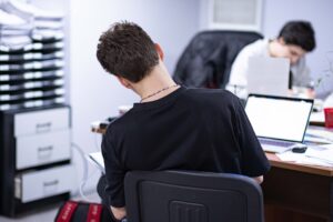 Comment les PME peuvent utiliser l'automatisation pour améliorer la gestion des suivis de relance client et optimiser leur taux de conversion