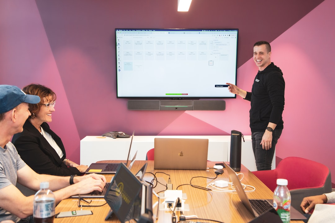 Employé PME consultant son CRM pour suivre les interactions client