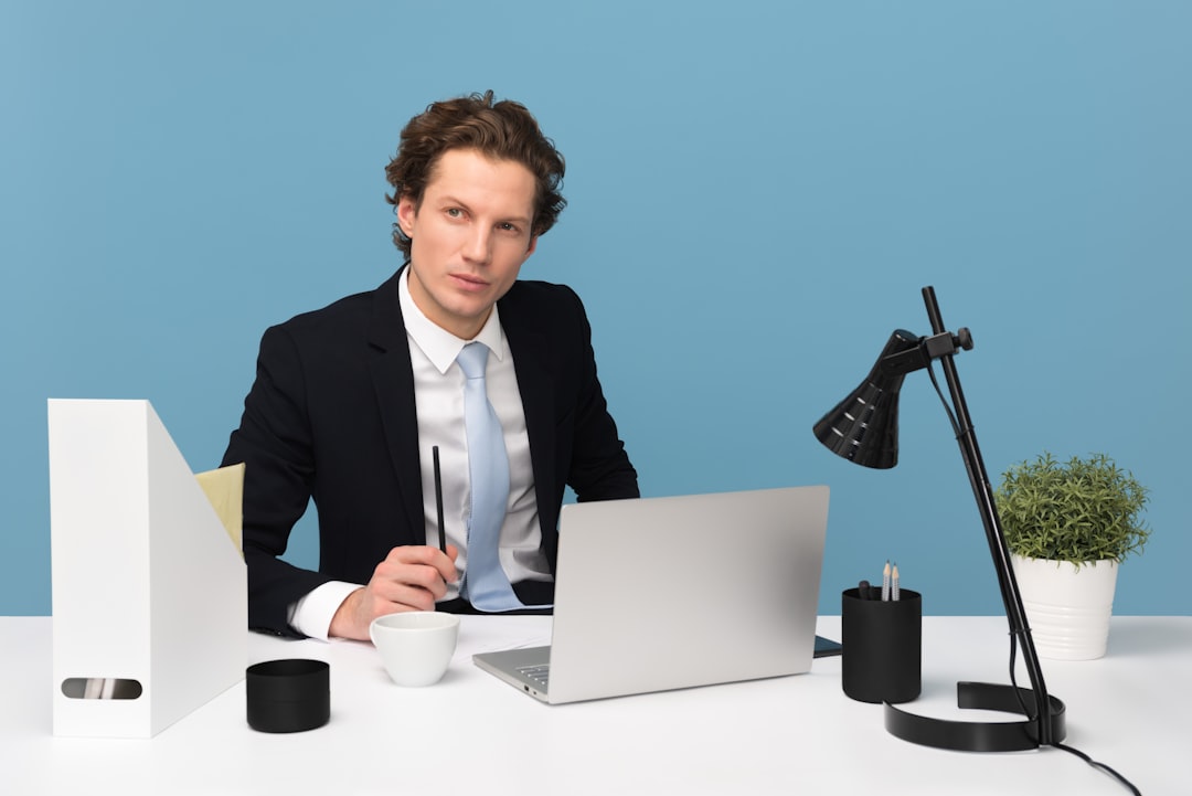 Assistant vocal utilisé dans une PME pour la gestion commerciale