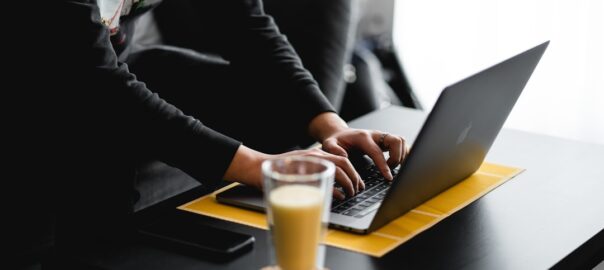 Comment les outils CRM basés sur l’intelligence artificielle révolutionnent la gestion des ventes pour les TPE/PME