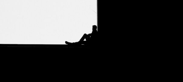 Comment choisir un CRM évolutif qui accompagnera la croissance de votre TPE/PMEMots clés colonne B: business team reviewing CRM dashboard, office worker analyzing data on screen, team collaboration on CRM implementationMots clés colonne C: software interface with charts, hands typing on laptop with CRM software, employees discussing CRM features