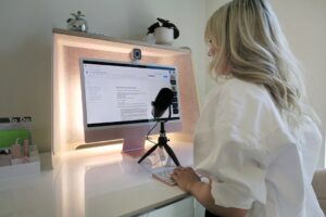 Comment les assistants virtuels boostés par l'IA transforment la gestion des tâches quotidiennes dans les TPE/PME