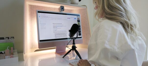 Comment les assistants virtuels boostés par l'IA transforment la gestion des tâches quotidiennes dans les TPE/PME