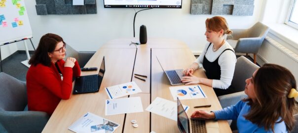 7 stratégies pour tirer parti de l'intelligence artificielle et automatiser la gestion des contrats commerciaux dans les TPE/PME