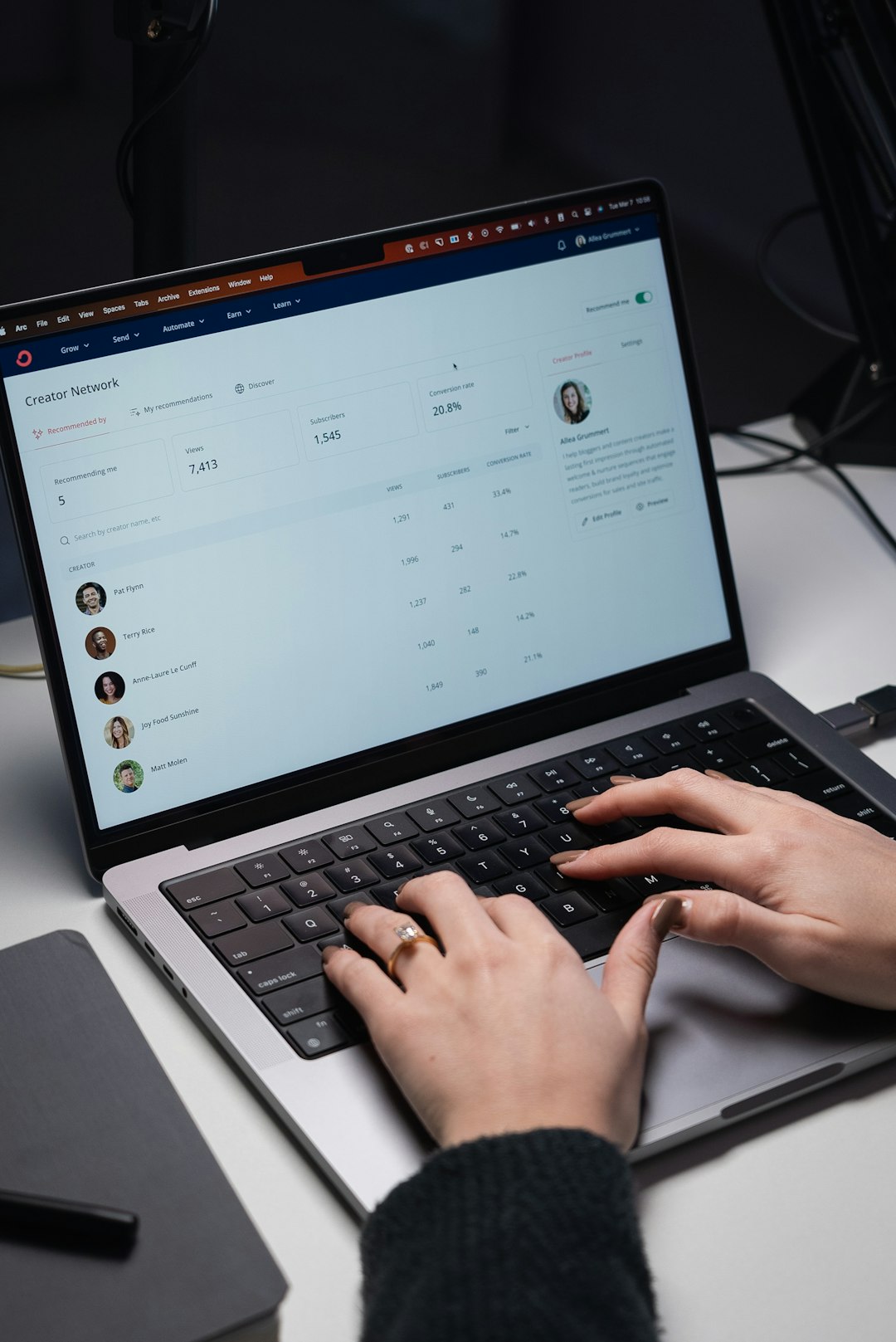 Tableau de bord CRM avec visualisation de pipeline de ventes