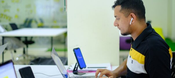 Comment les assistants IA révolutionnent la gestion des tâches administratives pour les TPE et PME