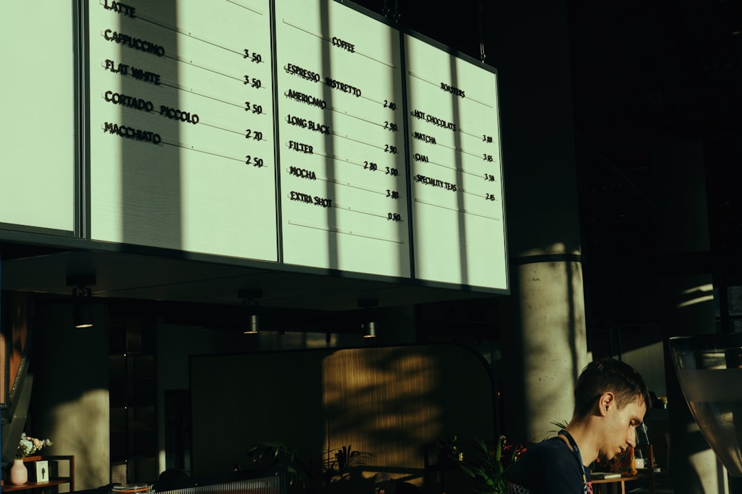 Assistant vocal CRM utilisé en mobilité par un commercial terrain